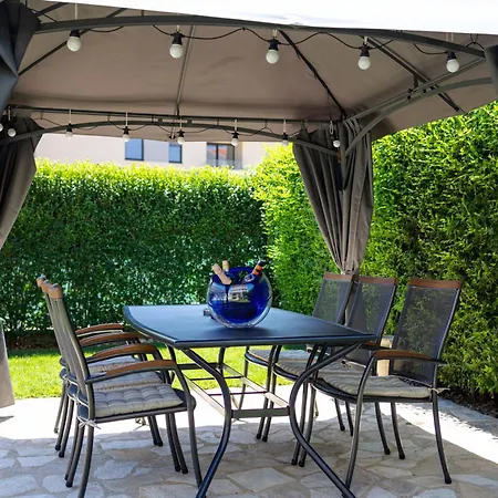 Sunny Garden شقة *